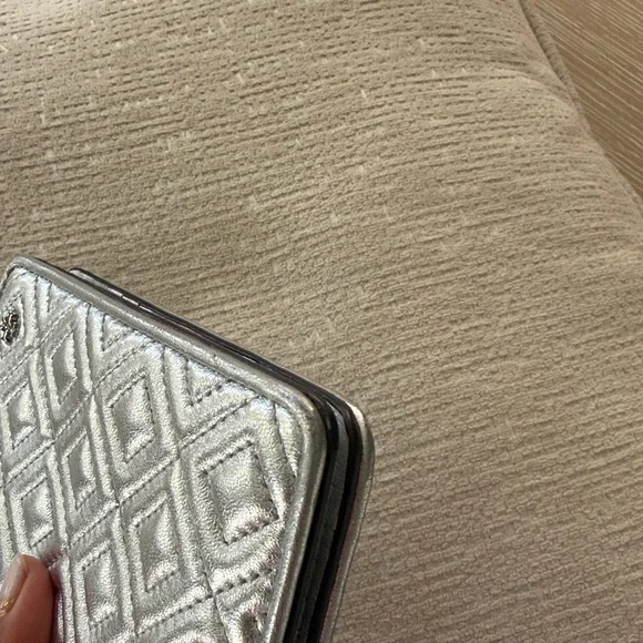 Tory Burch Fleming Medium Metallic Slim Wallet Silver Quilted Leather Wallet - Picture 16 of 17
